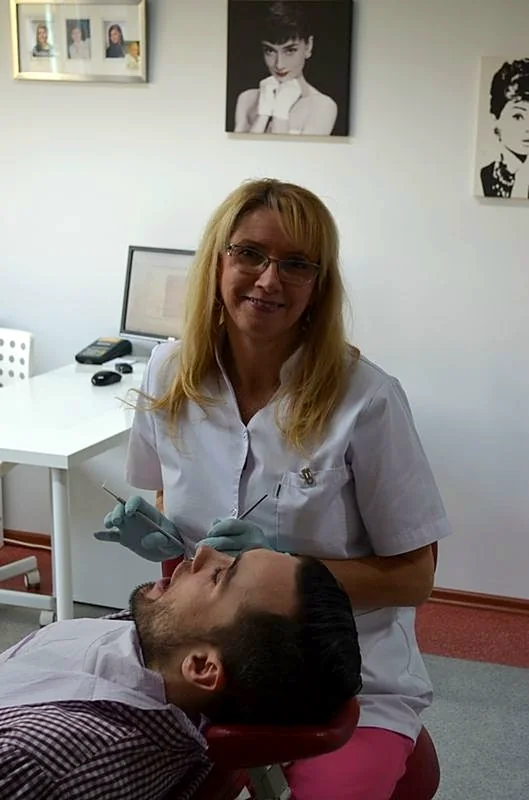 Badanie zębów pacjenta na fotelu stomatologicznym