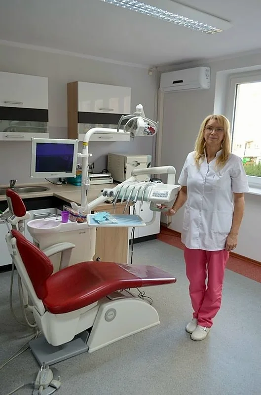 Lekarz stomatolog Dorota Rożdżestwieńska w swoim gabinecie przy ul. Złotoryjskiej w Legnicy