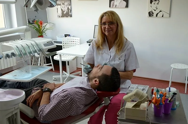 Lekarz stomatolog podczas leczenia pacjenta