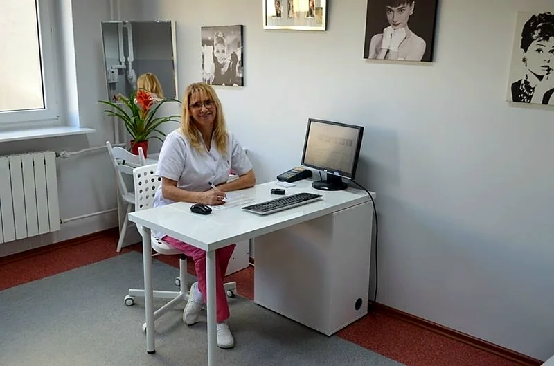 Pani doktor przy biurku w gabinecie