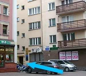 Budynek przy ul. Złotoryjskiej 16/18 w Legnicy, niebieska strzałka wskazuje wejście do gabinetu
